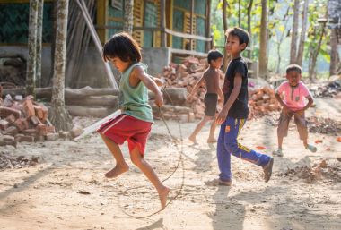 Chittagong, Bangladeş - 25 Şubat 2016: çocuklar Bangladeş uzak köy