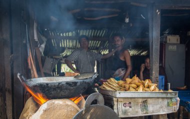 Chittagong, Bangladeş - 25 Şubat 2016: insanlar Chittagong market gıda satış
