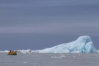 Yüzme Svalbard adalar Norveç'te büyük Monaco buzul yakınındaki zodyak seyahat eden insanlar