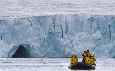 Noraustlandet, Svalbard, Norveç - 11 Temmuz 2013: insanlar Zodyak içinde Svalbard buzullar arasında seyahat