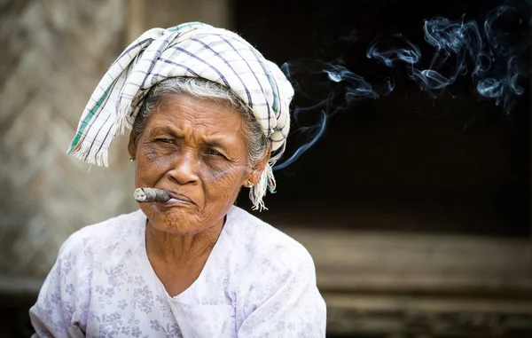 Chittagong Bangladesh Circa Febbraio 2016 Vecchia Signora Fuma Sigaro Sotto — Foto Stock