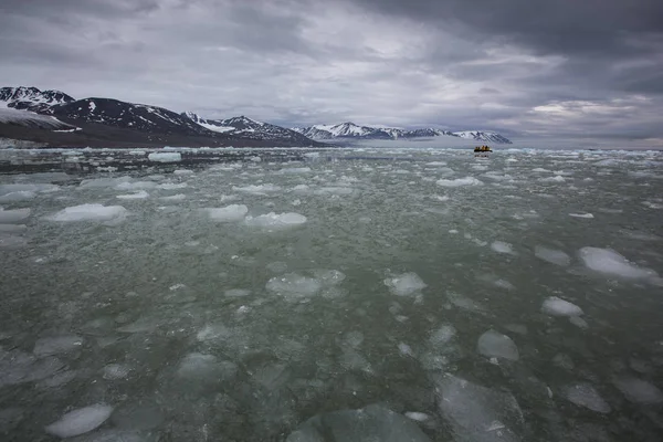 Zodiaco Che Viaggia Acque Vicino Arcipelago Delle Svalbard Norvegia — Foto Stock