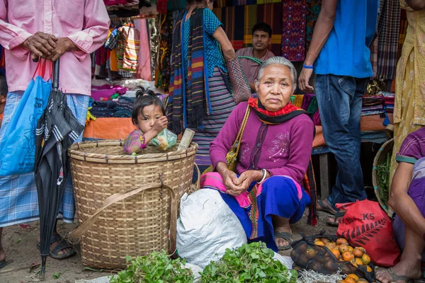 Chittagong Bangladesh Febrero 2016 Mujer Bangladesí Vendiendo Sus Productos Mercado — Foto de Stock