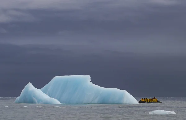 Personer Som Reser Zodiaken Mellan Isberg Svalbard — Stockfoto