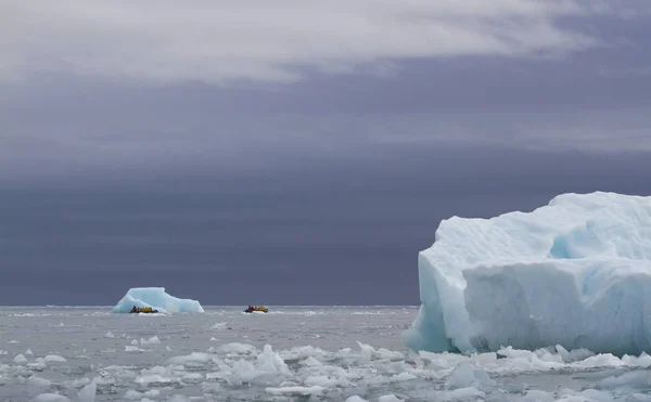 Personnes Voyageant Zodiaque Entre Icebergs Svalbard — Photo