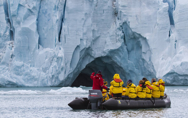 Нораусте, Шпицберген, Норвегия - 11 июля 2013 года: люди, путешествующие в зодиаке между островами Шпицберген
