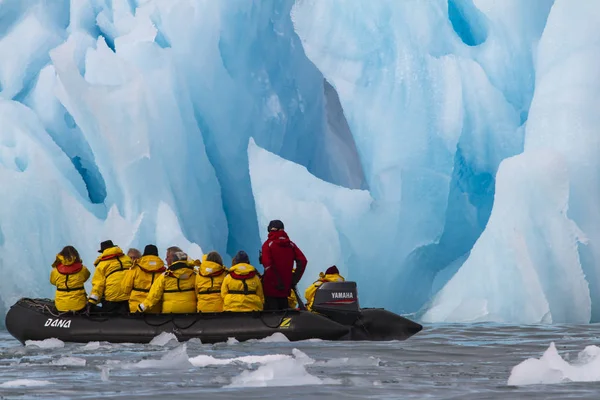 Svalbard Norvège Juillet 2013 Personnes Voyageant Zodiaque Entre Les Glaciers — Photo