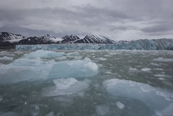 挪威斯瓦尔巴特群岛的巨大摩纳哥冰川 — 图库照片