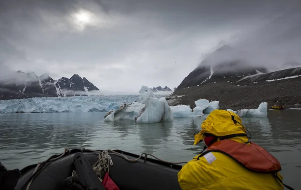 Insanlar Svalbard Adalar Norveç Büyük Monaco Buzul Yakınındaki Zodyak Seyahat — Stok fotoğraf