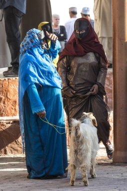 Nizwa, Umman, 2 Şubat 2018: Umman kadınlar bir keçi Pazar