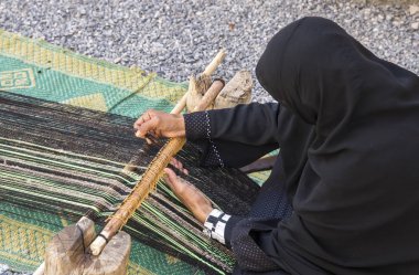 Nizwa, Umman, 2 Şubat 2018: omani kadın bir halı dokuma