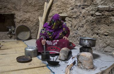 Al Hamra Umman, 2 Şubat 2018: geleneksel ev mutfakta hazırlıklar yapmaya omani kadın