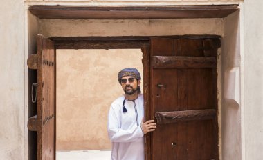 Arap adam eski bir kale içinde geleneksel Umman kıyafeti