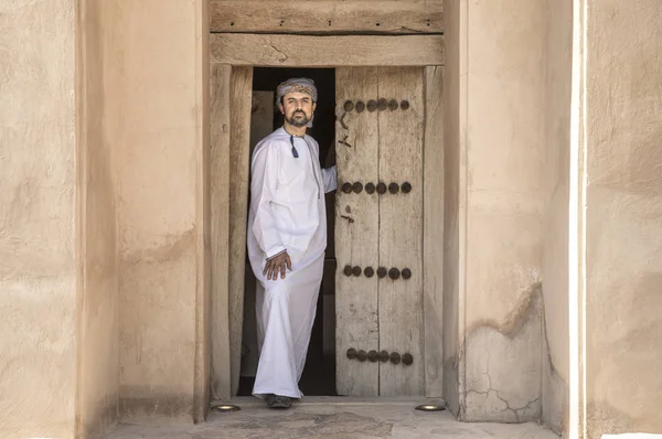 Arap Adam Eski Bir Kale Içinde Geleneksel Umman Kıyafeti — Stok fotoğraf