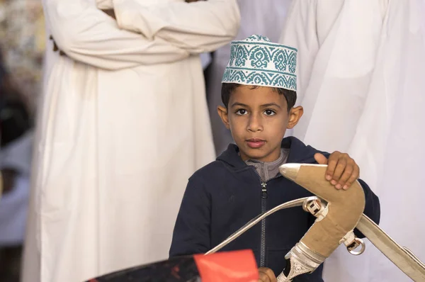 Nizwa Omã Fevereiro 2018 Omani Kid Market Holding Khanjar Knife — Fotografia de Stock