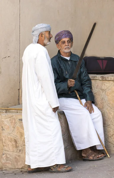 Nizwa Omán Febrero 2018 Viejos Hombres Omani Mirando Una Espada — Foto de Stock