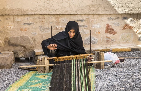 Nizwa Oman February 2018 Omani Woman Weaving Carpet — Stock Photo, Image
