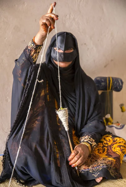 Nizwa Oman February 2018 Omani Woman Spinning Yarn — Stock Photo, Image