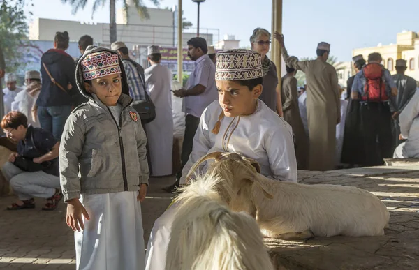 Низва Оман Февраля 2018 Года Мальчики Омани Традиционном Козьем Аукционе — стоковое фото