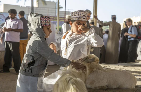 Nizwa Omán Února 2018 Ománské Chlapci Aukci Tradiční Koza — Stock fotografie