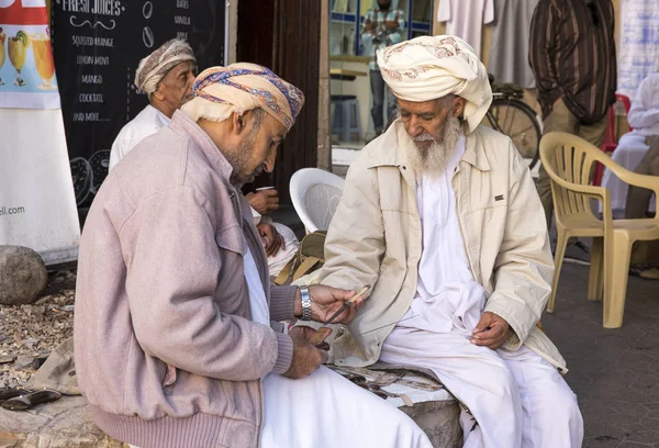 Nizwa Omán Febrero 2018 Viejos Hombres Omani Mirando Cuchillos Mercado — Foto de Stock