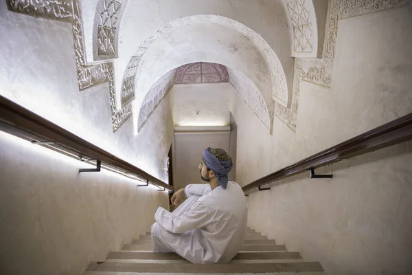 Homme Arabe Tenue Omani Traditionnelle Dans Vieux Château — Photo