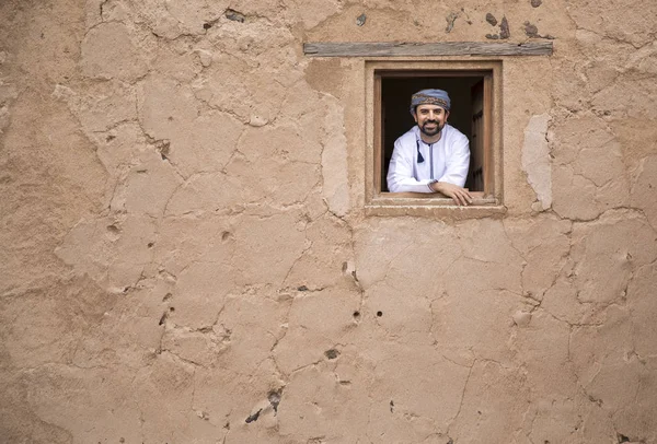 Arap Adam Eski Bir Kale Içinde Geleneksel Umman Kıyafeti — Stok fotoğraf