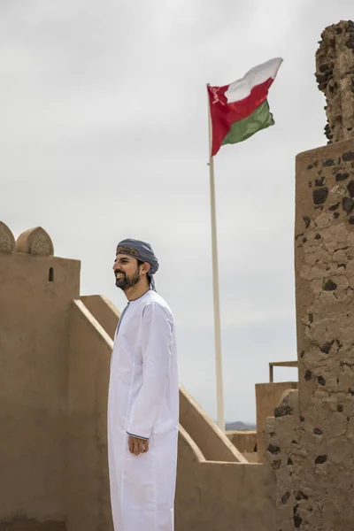 Arap Adam Eski Bir Kale Içinde Geleneksel Umman Kıyafeti — Stok fotoğraf