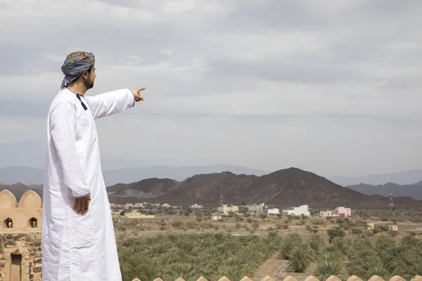 Árabe Homem Tradicional Omani Roupa Velho Castelo — Fotografia de Stock