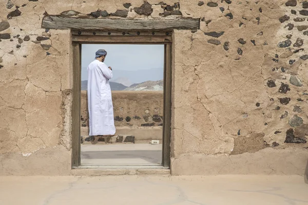 Арабський Чоловік Традиційному Вбранні Омані Старому Замку — стокове фото