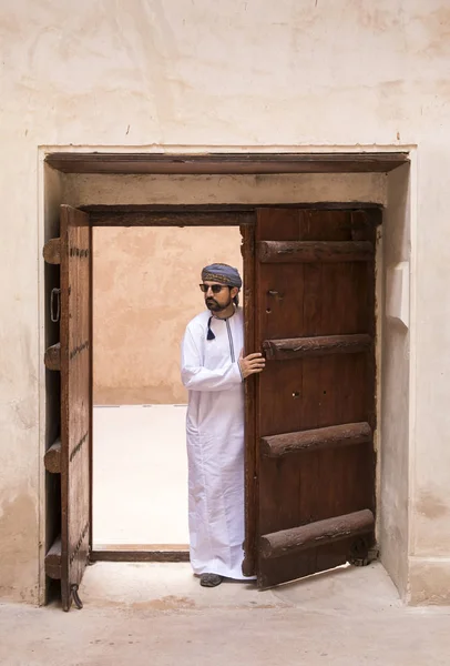 Arabisk Man Traditionella Omanska Outfit Ett Gammalt Slott — Stockfoto