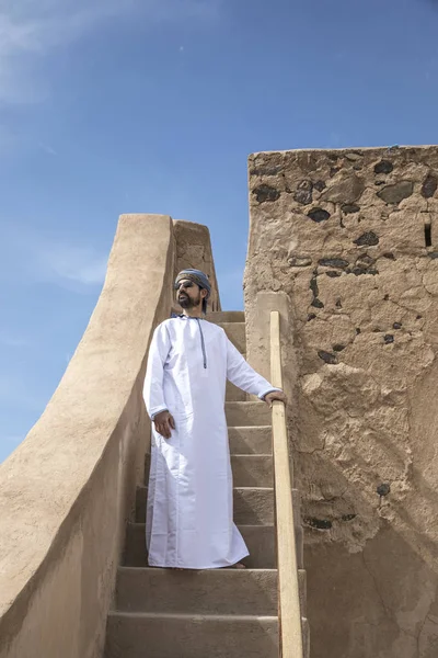 Árabe Homem Tradicional Omani Roupa Velho Castelo — Fotografia de Stock