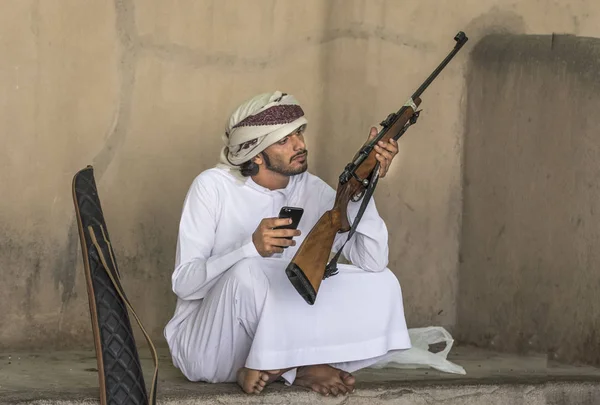 Nizwa Oman Febrary 2Nd 2018 Omani Man Hunting Rifle Market — Stock Photo, Image