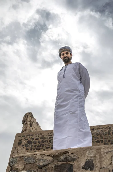 Арабські Чоловік Традиційний Одяг Оманську Стоячи Тлі Хмарного Неба — стокове фото