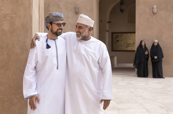 Nizwa Omã Fevereiro 2018 Homens Omani Vestindo Roupas Tradicionais Sorrindo — Fotografia de Stock