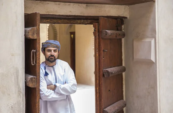 Geleneksel Umman Kıyafet Ayakta Açılan Ahşap Kapılar Yakınındaki Giyen Arap — Stok fotoğraf
