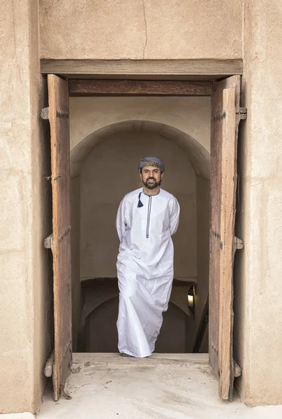 古いお城の入り口でオマーンの伝統的な衣装でのアラブ人 — ストック写真