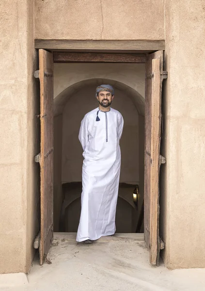 Homem Árabe Roupa Omani Tradicional Entrada Antigo Castelo — Fotografia de Stock