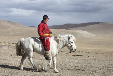 Hatgal, Moğolistan, 3 Mart 2018: Moğol adam bir bozkır Kuzey Moğolistan içinde beyaz atlı