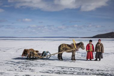 donmuş göl Khovsgol üzerinde kendi atı ile Moğol erkekler sledge