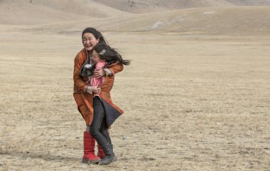 Hatgal, Moğolistan, 3 Mart 2018: göçebe kızlarda bir kum fırtınası saklamaya bir bozkır Kuzey Moğolistan