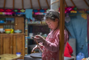 Hatgal, Moğolistan, 2 Mart 2018: Moğol kızın içinde onu ev ger
