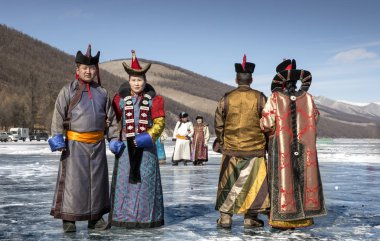 Hatgal, Moğolistan, 4 Mart 2018: Moğol insanlar giyinmiş donmuş bir göl Khuvsgul üzerinde geleneksel giyim