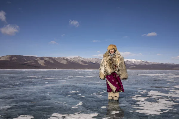 Хатгал Монголия Марта 2018 Года Монгольская Женщина Традиционной Одежде Замёрзшем — стоковое фото