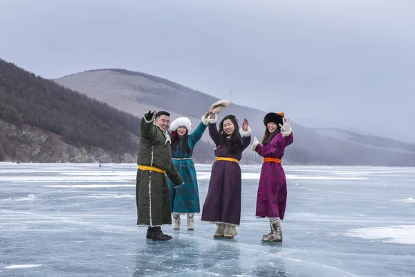 Hatgal Mongólia Março 2018 Jovens Mongóis Lago Congelado Khuvsgul Durante — Fotografia de Stock
