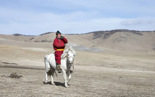 Hatgal Mongolsko Března 2018 Mongolské Muž Bílém Koni Stepi Severního — Stock fotografie