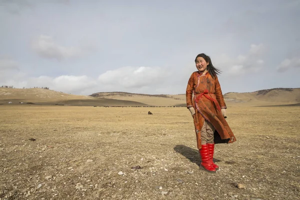 Хатгал Монголия Марта 2018 Года Монгольская Девушка Развлекается Степи — стоковое фото