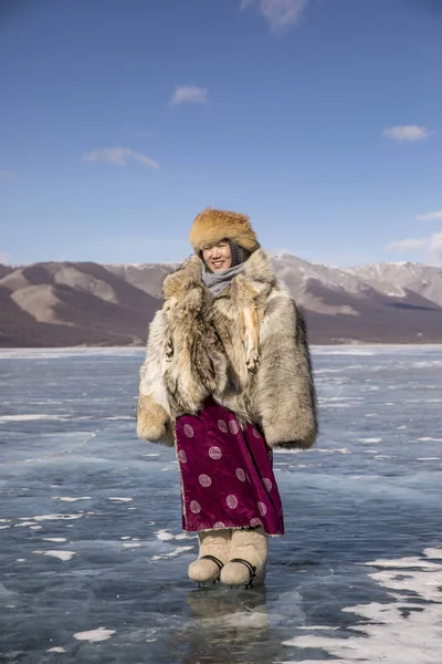 Hatgal Монголії Березень 2018 Монгольська Жінка Одягнений Традиційний Одяг Замерзлому — стокове фото