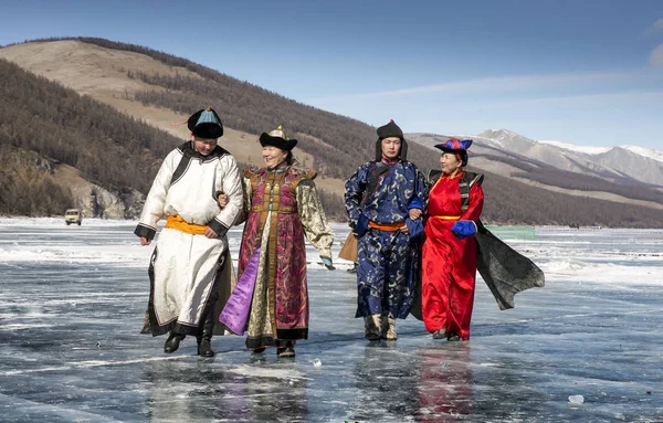 Hatgal 2018 얼어붙은 Khuvsgul에 전통적인 사람들 — 스톡 사진