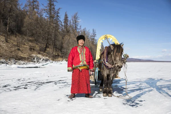 Mongol homem com seu trenó cavalo no lago congelado Khovsgol — Fotografia de Stock